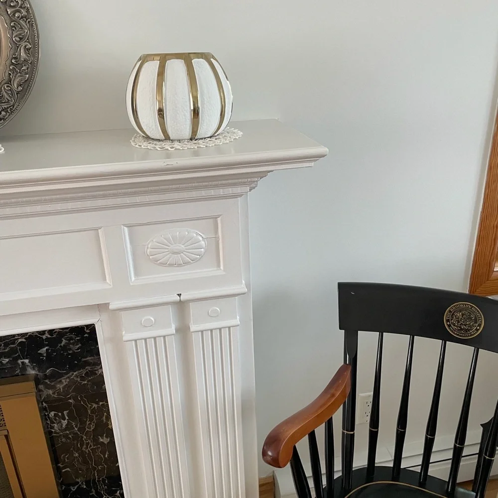 A beautiful textured ceramic flower vase - Picture 6 of 13